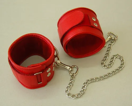 оковы кожаные красные на липучках, соединенные цепочкой длиной 35см 3073-2 в Перми