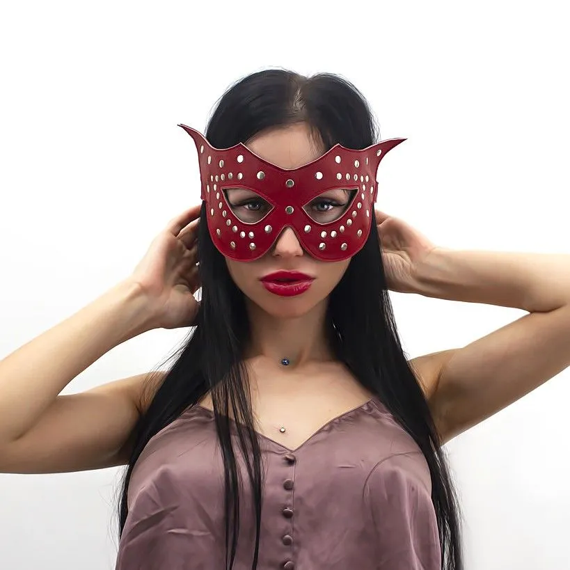 маска подиум с заклепками, красная в Перми