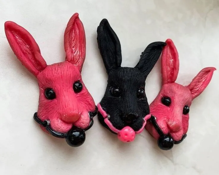 брошь pinkrabbit розовый кролик с черным кляпом, на магните в Перми