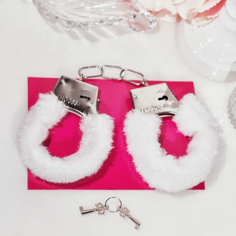 наручники декоративные с мехом shots beginner"s handcuffs furry, белые в Перми