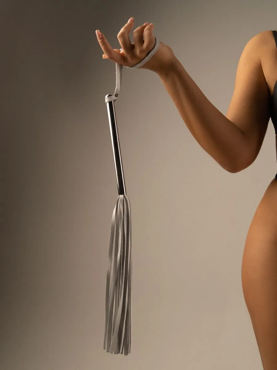 флоггер pinkrabbit из белой кожи с хромированной ручкой в Перми