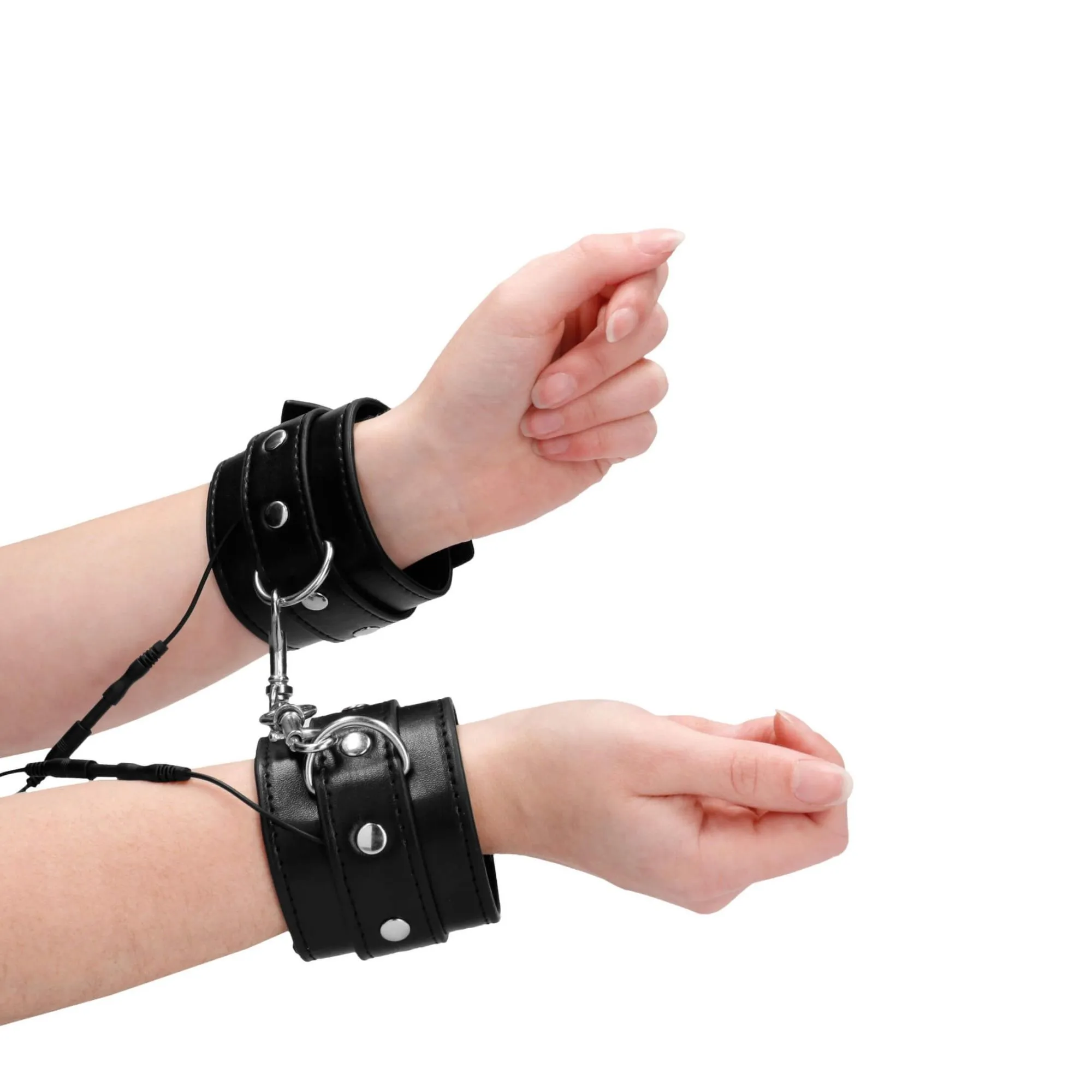 наручники декоративные с электростимуляцией shots media electroshock electro handcuffs, черные в Перми