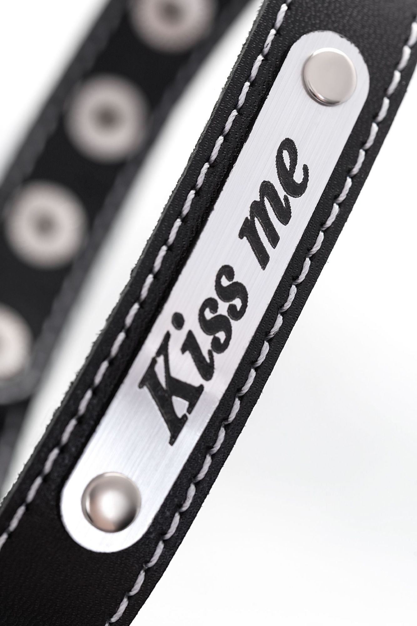 чокер штучки-дрючки «kiss me» с белой строчкой, кожанный, чёрный в Перми
